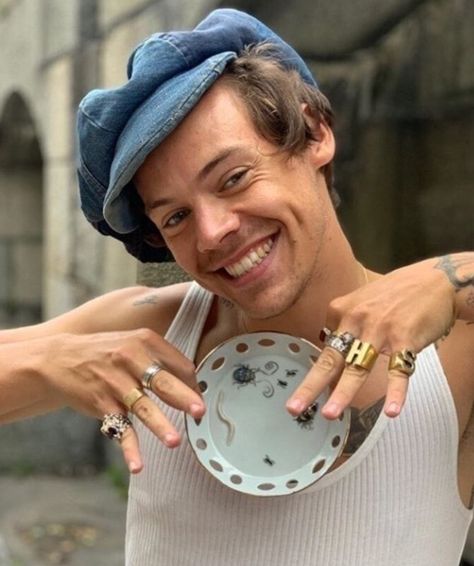 Harry Styles Smiling, Harry Shum Jr, Harry Styles Nails, Harry Styles Update, Harry Styles Cute, Harry Styles Wallpaper, Harry Styles Pictures, Sweet Boy, Harry Styles Photos