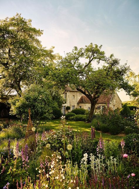 Countryside Garden, House Magazine, Garden Magic, Dream Cottage, March 3, Small Village, English Countryside, English Cottage, Pretty Places