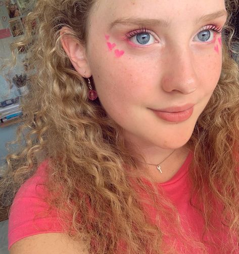 Pink Heart Makeup Look, Simple Heart Makeup, Lover Heart Makeup, Lover Heart Eye, Heart Eye Makeup Look, Heart Make Up, Pink Heart Makeup, Heart Makeup Look, Heart Eyeliner