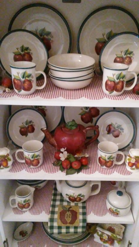 Apple Kitchen Decor Country, Apple Kitchen Theme, Apple Theme Decor, Country Apple Kitchen, Farmhouse Apple Decor, Fruit Kitchen Theme, Apple Home Decor, Apple Themed Kitchen, Apple Kitchen Decor Ideas