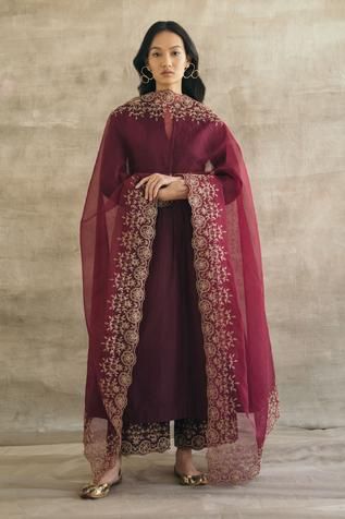 Silk Chanderi Kurta Palazzo Set Sureena Chowdhri, Velvet Kurta, Maharani Designer Boutique, Kurta Palazzo Set, Pakistani Fancy Dresses, Pakistani Fashion Party Wear, Salwar Kamiz, Traditional Indian Outfits, Indian Dresses Traditional