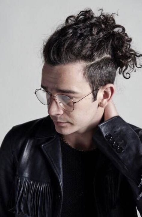 Taper Fade Curly Hair, Men's Curly Hairstyles, Bun Style, Man Bun Hairstyles, Men Haircut Curly Hair, Short Hair Tomboy, Matty Healy, Corte De Cabelo Masculino, The 1975