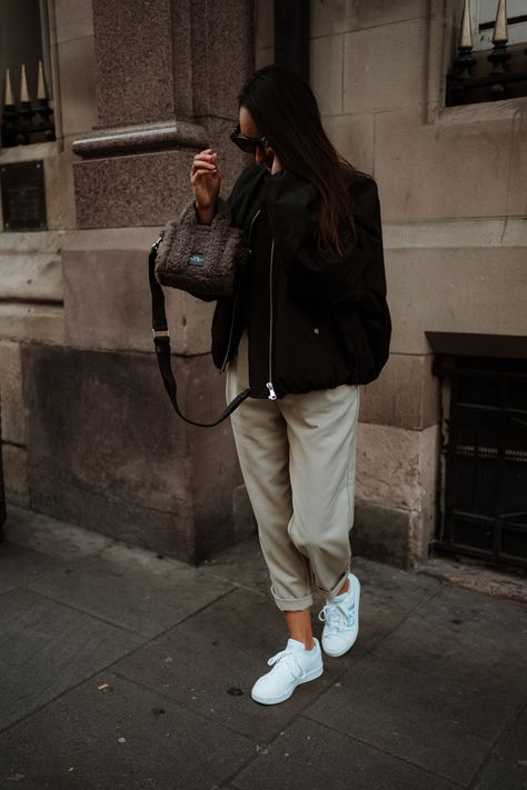 Marc Jacobs Bucket Bag Outfit, Marc Jacobs Tote Bag Outfit, Bucket Bags Outfit, Focus Inspiration, Marc Jacobs Tote Bag, Tote Bag Outfit, Casual Luxe, Luxury Gifts For Her, Marc Jacobs Tote