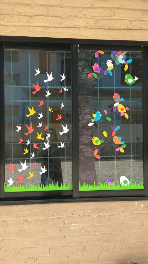 Window paper craft for kids☺️ Window School Decoration, Window Decor Ideas For School, Preschool Window Decorations, Class Window Decoration Ideas, Window Decoration Ideas For School, Classroom Window Decor, Classroom Window Ideas, Spring Window Decorations, School Window Decorations