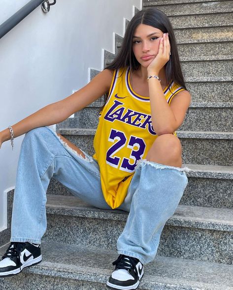 Laker Outfit Women Style, Nba Jersey Outfit, Lakers Outfit, Basketball Jersey Outfit, Lebron James Jersey, Basketball Game Outfit, Lakers Lebron, Basketball Cake, Nba Outfit