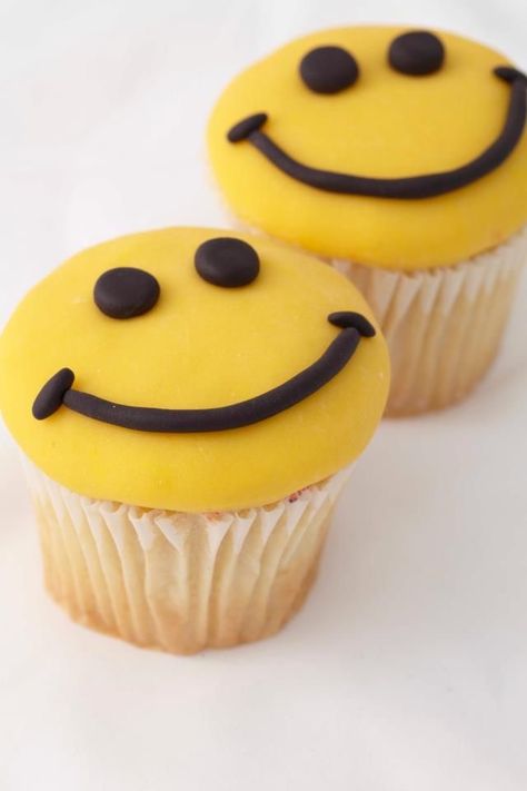 Smiley Face Treats, Smiley Faces, Bday Ideas, Happy Smile, 1st Bday, Mellow Yellow, Cupcakes Decoration, Cupcake Cookies, Smiley Face