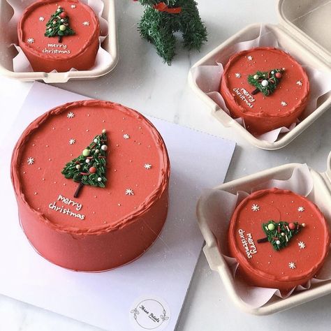 Cakes Decorated, Christmas Themed Cake, Christmas Cake Designs, New Year's Cake, Xmas Cake, Cake Decorating Ideas, Cake Decorating Designs, Pretty Birthday Cakes, Cute Birthday Cakes