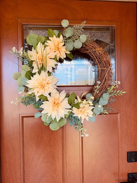 Dahlia Wreath, Yellow Dahlia, Front Door Spring, Yellow Wreath, Spring Floral Wreath, Mothers Day Wreath, Outdoor Wreaths, Hanging Wreath, Wreath Front Door