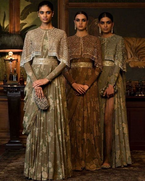 The New Sister Of The Bride Uniform: Beaded Capes! | WedMeGood Cape Outfit, Sabyasachi Sarees, Modern Saree, Bride Sister, Rock Outfit, Salwar Kamiz, Indian Couture, Outfit Trends, Blouse Design Models