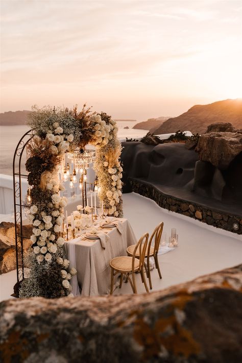 Luxury Elopement Ideas, Wedding Intimate, Santorini Wedding Aesthetic, Santorini Greece Wedding Decor, Wedding In Santorini Greece, Santorini Elopement, Wedding Venues Santorini, Santorini Wedding Venue, Sunset Beach Weddings