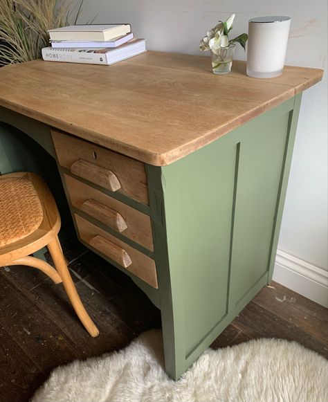 Desk Upcycle Ideas Wood, Colored Desk Ideas, Old Wood Desk Makeover, Upcycle Office Furniture, Colourful Desk Ideas, 2 Tone Desk, Upcycle Desk Diy Projects, Diy Painted Desk Ideas, Desk Redo Before After