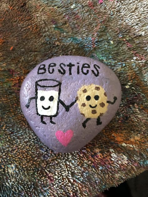 Matching Rock Painting Ideas, Small Rock Painting Ideas Aesthetic, Cute Bestie Painting Ideas, Happy Rocks Painted Stones, Rock Painting Ideas Easy Aesthetic, Blue Pen Sketch Simple, Best Friend Rock Painting Ideas, Rock Painting Friendship, Best Friends Painted Rocks