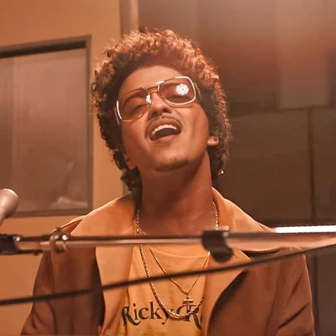 Bruno Mars Album, Bruno Mars Lyrics, Whitney Houston Young, Bruno Sammartino, Leave The Door Open, Alice Twilight, Bruno Mars Concert, Silk Sonic, Anderson Paak