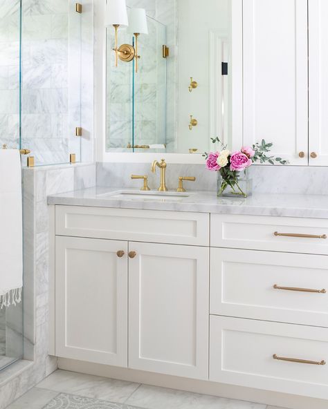 White Vanity Brass Fixtures, White And Brass Bathroom Ideas, White Cabinet In Bathroom, Marble Classic Bathroom, Primary Bathroom White Cabinets, White And Marble Bathroom, Classic Coastal Bathroom, Bathroom Built In Vanity, White Master Bath Ideas