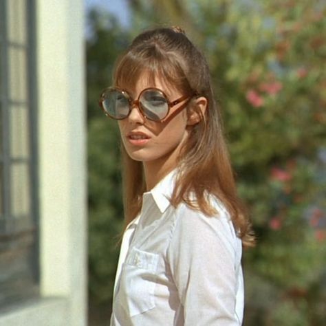 Jane Birkin in "La Piscine" 1969 🌟 • • #janebirkin #lapiscine #60sstyle #1960s #classicbeauty #classicmovie #classiccinema #classichair… Menswear Inspired Outfit, Jane Birkin Style, Tennis Dresses, 60’s Style, Funky Glasses, Dresses Flowy, Floral Skirts, 60s 70s Fashion, Activewear For Women