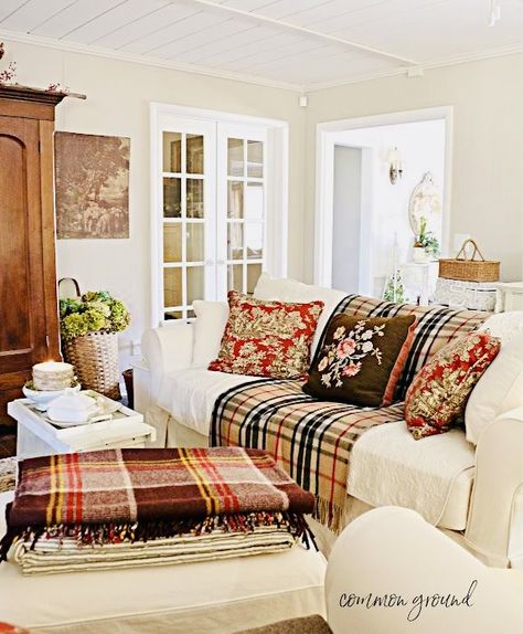 Quilt Living Room, Country Farmhouse Family Room, Scottish Style Living Room, Vintage Farmhouse Family Room, Grandma Chic Living Room, Tartan Living Room, Cozy Fall House, Grandma Farmhouse, Cozy Sitting Room