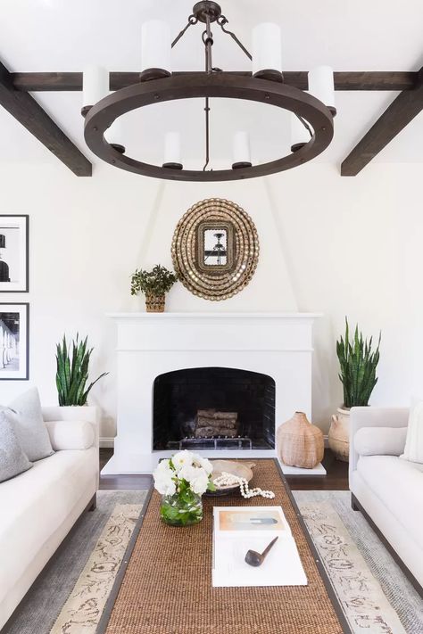 Spanish Living Room, Amanda Barnes, Spanish Style Decor, Luxe Magazine, Spanish Revival Home, Spanish Home Decor, Spanish Decor, Modern Rustic Living Room, Mediterranean Interior