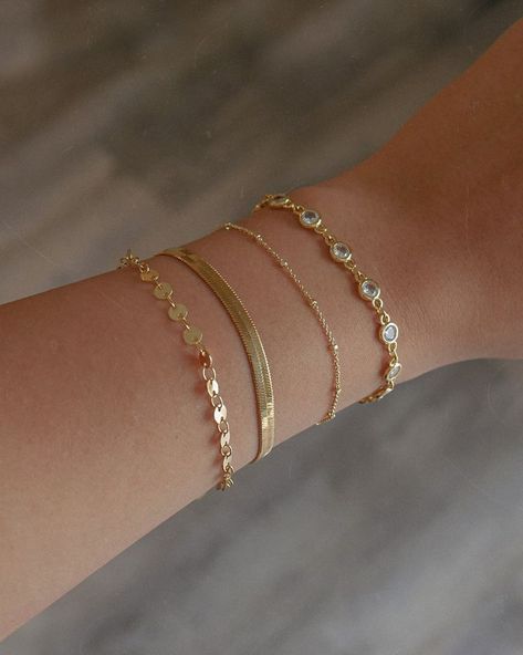 Gold Jewellery Aesthetic Bracelets, Gold Bracelet Layering, Bracelet Layering Ideas Gold, Golden Accessories Jewelry, Layered Gold Bracelets, Dainty Gold Bracelet Stack, Jewelry Stacking Bracelet, Dainty Bracelets Gold, Golden Bracelet For Women