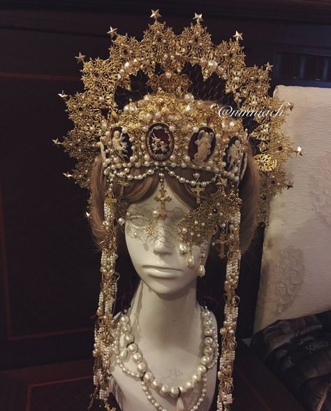 Crystal Headdress, Beautiful Headpieces, Headdress Ideas, Dope Jewelry Accessories, Here Be Dragons, Headpiece Jewelry, Anime Dress, Crown Design, Fantasy Costumes