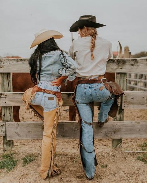 Traje Cowgirl, Western Photo Shoots, Foto Cowgirl, Western Photoshoot, Western Photo, Cowgirl Style Outfits, Cowboy Aesthetic, Western Photography, Wrangler Cowboy Cut