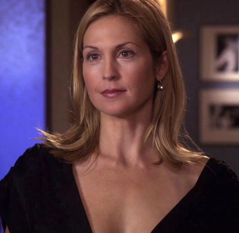 Lily Van Der Woodsen Hairstyles, Lily Bass Hair, Kelly Rutherford Hair, Lily Bass Outfits, Lily Van Der Woodsen Hair, Wellington Aesthetic, Lilly Van Der Woodsen, Lily Vanderwoodsen, Housewife Outfit