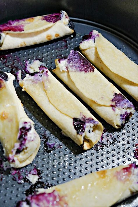 Crispy Keto Blueberry Cream Cheese Roll-Ups Keto Snacks Pepperoni And Cream Cheese, Keto Cheese Log, Keto Breakfast Snacks, Blueberry Cream Cheese Roll Ups, Keto Blueberry Cream Cheese Muffins, Keto Rollups, Keto Blueberry Recipes, Keto Blueberry Cream Cheese, Cream Cheese Roll Ups