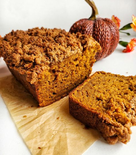 Pumpkin Bread with Streusel Topping - Jessie Bakes Treats Pumpkin Bread With Streusel Topping, Pumpkin Bread With Streusel, Pumpkin Baking Recipes, Butternut Squash Bread, The Best Pumpkin Bread, Best Pumpkin Bread, Squash Bread, Gingerbread Muffins, Pumpkin Loaf