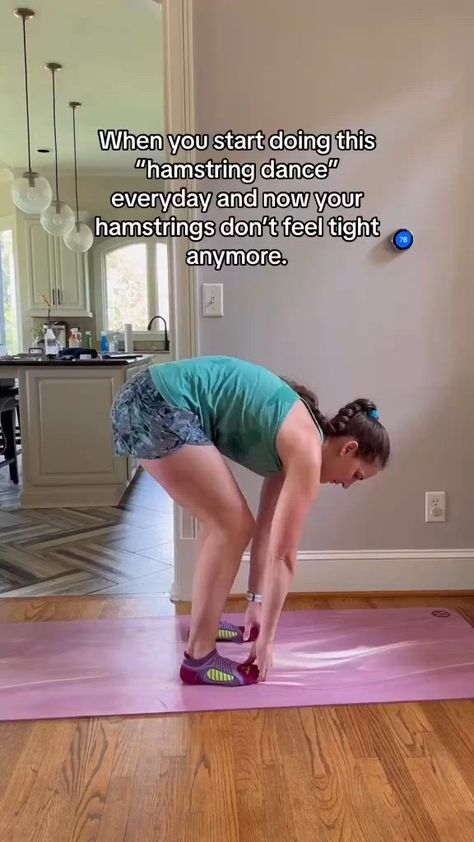 Stretches For Tight Hamstrings, Hamstring Strengthening, Morning Yoga Flow, Bodybuilding Workouts Routines, Knee Pain Exercises, Morning Yoga Routine, Tight Hamstrings, Hamstring Workout, More Flexible