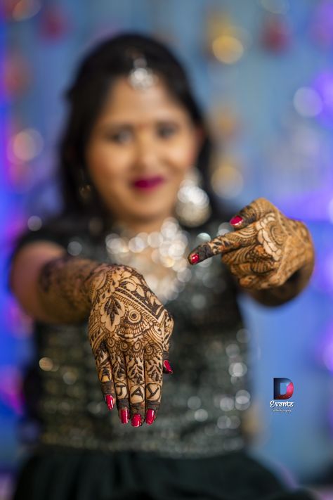 Mehendi Pose Bride, Mahndi Shoot Poses, Mehandi Bride Photography, Mehandi Dulhan Pose, Mahdi Poses, Mehandi Photo Shoot, Mehandi Rasam Photography, Mehndi Girls Poss, Haldi Pics The Bride