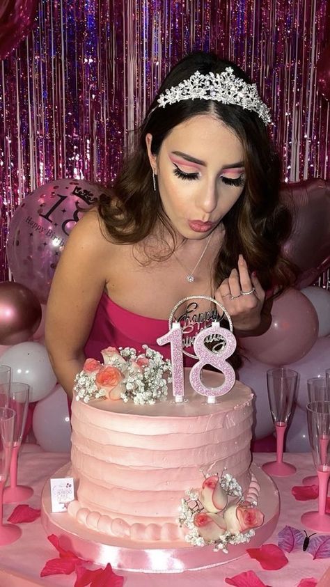 17 Doğum Günü, Mean Girls Party, Pink Birthday Decorations, 15th Birthday Party Ideas, 18th Birthday Party Themes, 18th Birthday Decorations, 21st Bday Ideas, Glow Birthday Party, Cute Birthday Pictures