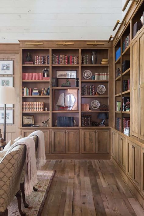 Fresh and inviting hideaway with rustic details on Florida's bayfront Natural Wood Bookshelves Built Ins, Stained Wood Built Ins Living Room, Stained Wood Office Built Ins, Natural Wood Built In Bookshelves, Wood Stain Built In, Natural Wood Bookshelves, Stained Built In Bookshelves, Wood Library Design, Stained Bookshelves