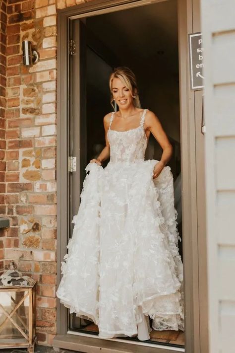 Lace Align Wedding Dress, Wedding Dresses Size 8-10 Models, Gooey Wedding Dress, Classy Wedding Dress A Line, Cupped Wedding Dress, White On White Work Outfit, Wedding Dresses Lace Elegant, Wedding Dresses Lace Applique, Wedding Dress With Pretty Back