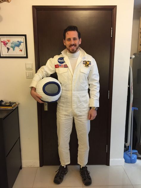 DIY Astronaut Costume Diy Astronaut, Astronaut Costume Men, Astronaut Costume Diy, Diy Nasa Costume, Halloween Costumes Nasa, Nasa Costume, Astronaut Diy, Diy Astronaut Costume, Men’s Astronaut Costume