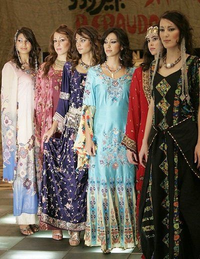 Fashions from Iraq Iraq Clothing, High Tech Fashion, Arabian Costume, Magic Embroidery, Egyptian Women, Arab World, Black Prom Dress, Arab Women, Cultural Diversity