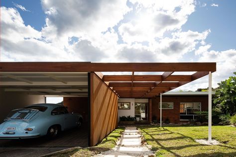 Gallery of A + C Residence / buckandsimple - 9 Mid Century Pergola, Timber Pergola, Exterior Color Palette, Mid Century Exterior, Midcentury House, Timber Battens, Modernist House, Carport Designs, Mid Century Home