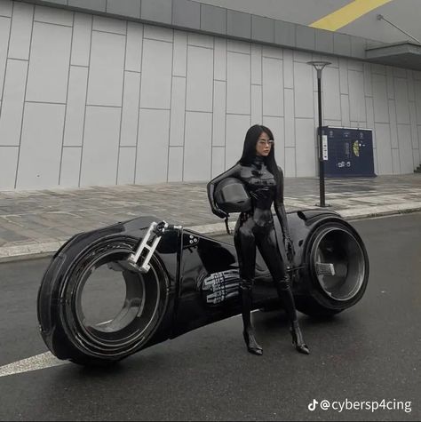 Tron Bike, Look Gatsby, Spy Outfit, Motorcycle Aesthetic, Biker Aesthetic, Futuristic Motorcycle, Pretty Bike, Cyberpunk Aesthetic, Futuristic Fashion