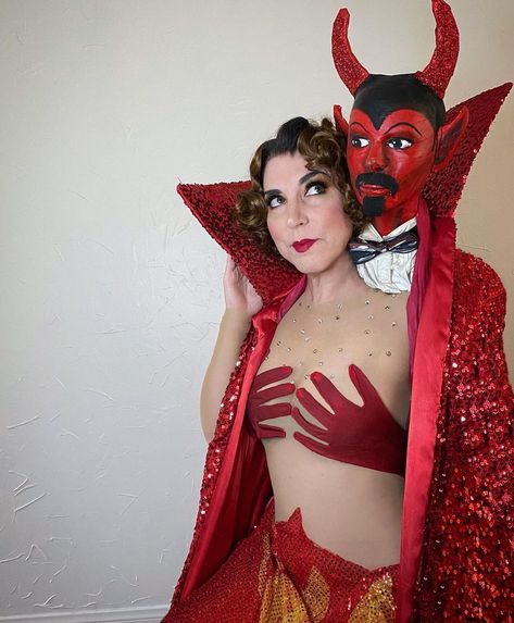 Pinup Devil Costume, Bat Costume Women's, Devil Costume Aesthetic, Horror Burlesque, Cute Devil Costume, Halloween 2024 Costumes, Costume Makeup Ideas, Halloween Burlesque, Drag Costume