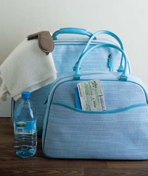 How to pack light for a weekend trip - good advice for me, I'm always overpacking. Moving To New City, Pack Suitcase, Packing For A Weekend Trip, Packaging Tips, Luggage Packing, Travel Prep, Beach Weekend, Packing Ideas, Travel Gadgets