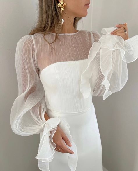 Sleek Modern Wedding Dress, Wedding Shower Dresses, Bridal Sleeves, Modern Bridal Dress, Baju Kahwin, Bride Top, Organza Sleeves, Chique Outfits, Tulle Sleeves