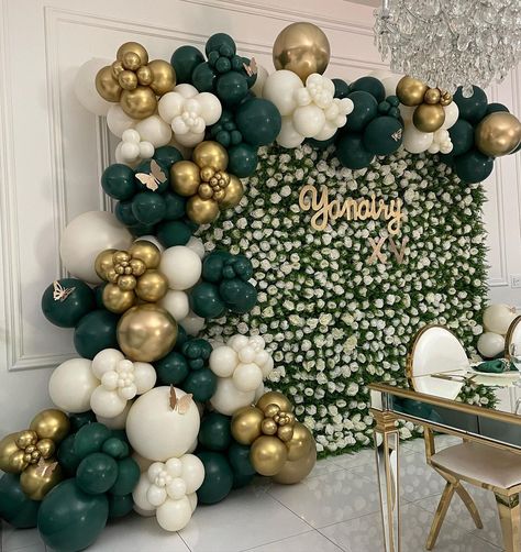 Quinceañera Backdrop, Emerald Green Quinceanera Theme, Green Quinceanera Theme, Quince Decor, Prom Backdrops, Quince Themes, Sweet 16 Themes, Quince Decorations, Sweet 16 Decorations