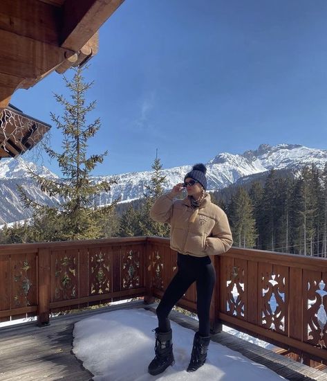 Alps Outfit Winter, Ski Resort Aesthetic Outfits, Ski Resort Aesthetic, Ski Resort Outfit, Ski Trip Aesthetic, Ski Inspiration, Chalet Girl, Ski Fits, Park City Skiing