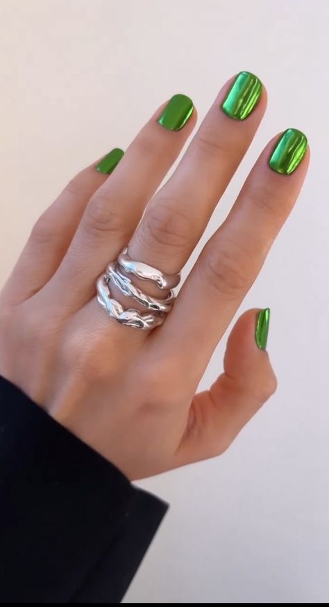 Diy Chrome Nails, Nails Green Chrome, Winter Nails Diy, Chrome Nails Green, Gel Nails Holiday, Chrome Nails Halloween, Poison Ivy Nails, Siren Nails, Green Chrome Nails