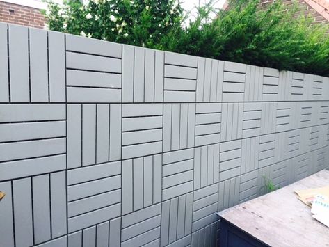 This is the hack my brother Johan. He mounted the tiles with screws directly on the concrete wall to create a IKEA RUNNEN wall fence. Ikea Runnen, Ikea Garden, Ikea Outdoor, Hiding Ugly, Hacks Ikea, Wall Fence, Ikea Design, Concrete Fence, Deck Tiles