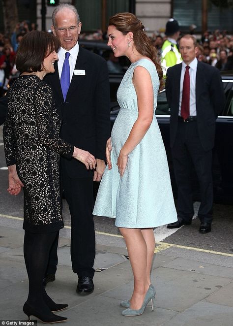 Kate Middleton Pregnancy Style, Kate Middleton Blue Dress, Vestidos Kate Middleton, Kate Middleton Stil, Kate Middleton Pregnant, Düşes Kate, Herzogin Von Cambridge, Princesse Kate Middleton, Duchesse Catherine