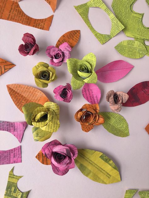 Newspaper Roses, Newspaper Wrapping, Newspaper Flowers, Recycled Newspaper, Diy Upcycling, Gift Toppers, Kids Artwork, Flower Artwork, Classroom Crafts