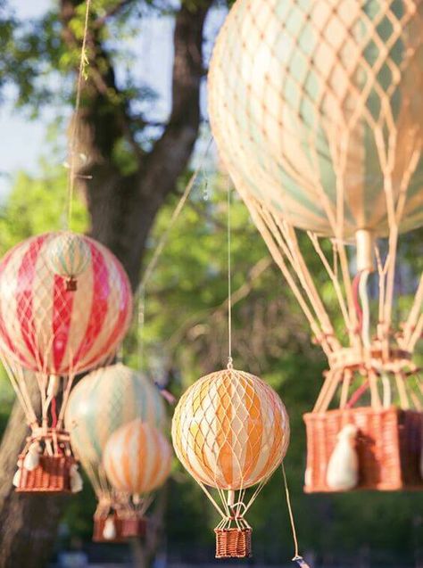 Hot Air Balloon Party Backdrop Hot Air Balloon Cake, Balloon Cookies, Hot Air Balloon Party, Hot Air Balloon Decorations, Ballon Party, Fall Birthday Parties, Hot Air Balloons, Air Balloons, Baby Shower Balloons