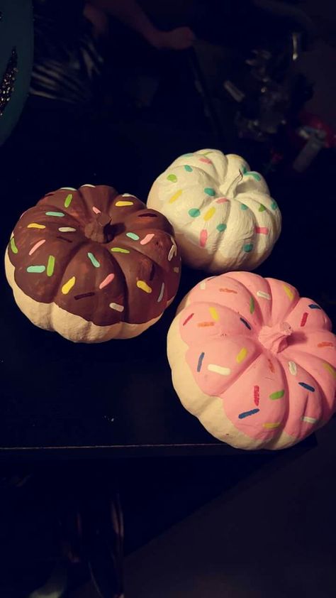 Pumpkin Painting Doughnut, Diy Donut Decor, Pumpkin Donut Painting, Donut Pumpkin, Pumpkin Painting Ideas Donut, Pumpkin Painting Donut, Pumpkin Painting Ideas Starbucks, Donut Painted Pumpkin, Donut Pumpkin Painting