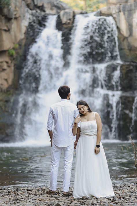 Pre Wedding Photoshoot Hill Station, Waterfall Couple Poses, Outdoor Prewedding Photography, Waterfall Prewedding Shoot, Prewedding Minimal, Waterfall Couple Photoshoot, Bride Fashion Photography, Pre Wedding Photoshoot Beach, Pre Wedding Photoshoot Props