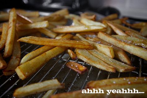 French fries Frozen Fries, Oven Baked French Fries, Baked French Fries, How To Cook Hamburgers, Oven Baked Fries, Hot Potato, Potato Wedges Baked, Crispy French Fries, Homemade French Fries