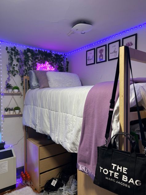 High bed dorm decor Dorm Room Ideas Purple, Dorm Room Arrangements, Purple Dorm Room Ideas, Purple Dorm Rooms, Purple Dorm, Dorm Themes, Diy Lavender, Lavender Decor, High Bed